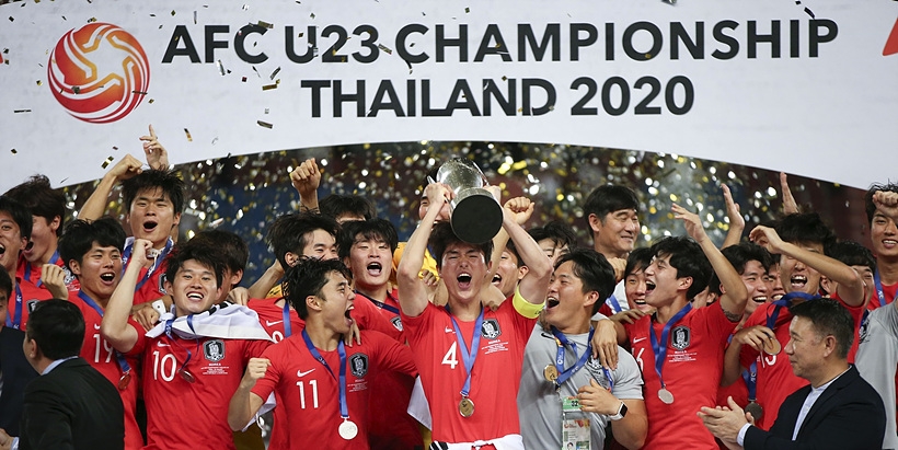 우승 트로피를 들고 기뻐하는 AFC U-23 한국 올림픽축구대표팀 선수들 ▲ ▲