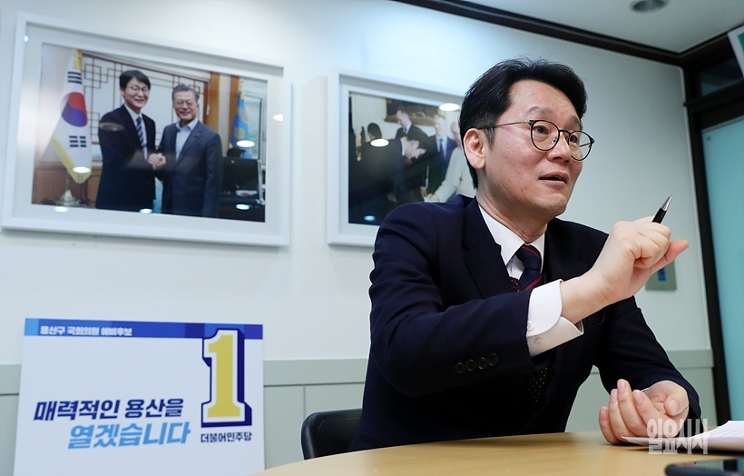 <일요시사>와 인터뷰 갖는 권혁기 전 춘추관장 ⓒ문병희 기자 ▲ 일요시사와 인터뷰 갖는 권혁기 전 춘추관장 ⓒ문병희 기자