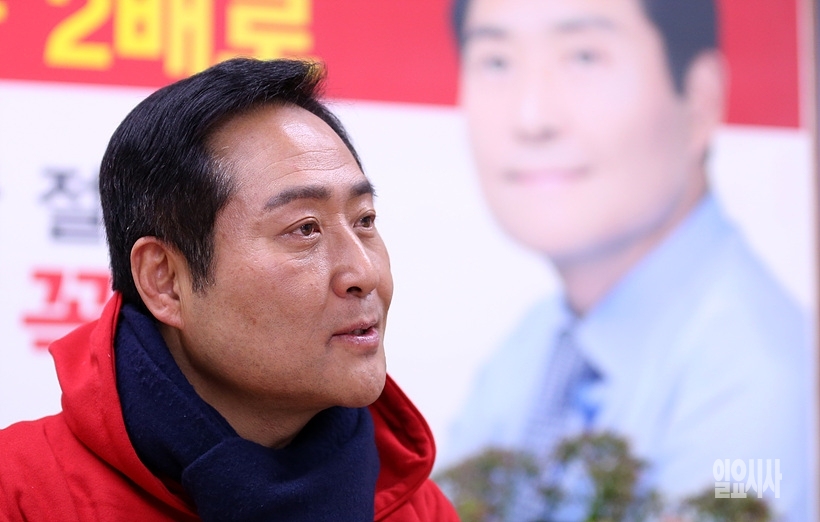 강요식 구로을 예비후보가 <일요시사>와 인터뷰를 갖고 있다. ⓒ문병희 기자 ▲ 강요식 구로을 예비후보가 일요시사와 인터뷰를 갖고 있다.