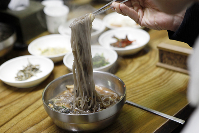 콧등치기는 면발이 콧등을 치게 먹어야 제맛 ▲ 콧등치기는 면발이 콧등을 치게 먹어야 제맛
