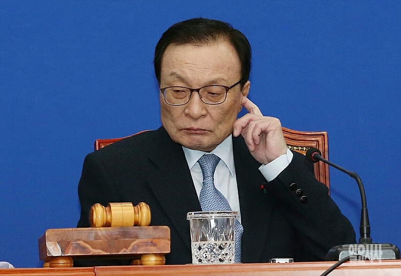 최근 들어 머릿속 복잡해진 이해찬 더불어민주당 대표 ⓒ나경식 기자 ▲ 요즘 머릿속 복잡한 이해찬 더불어민주당 대표 ⓒ나경식 기자