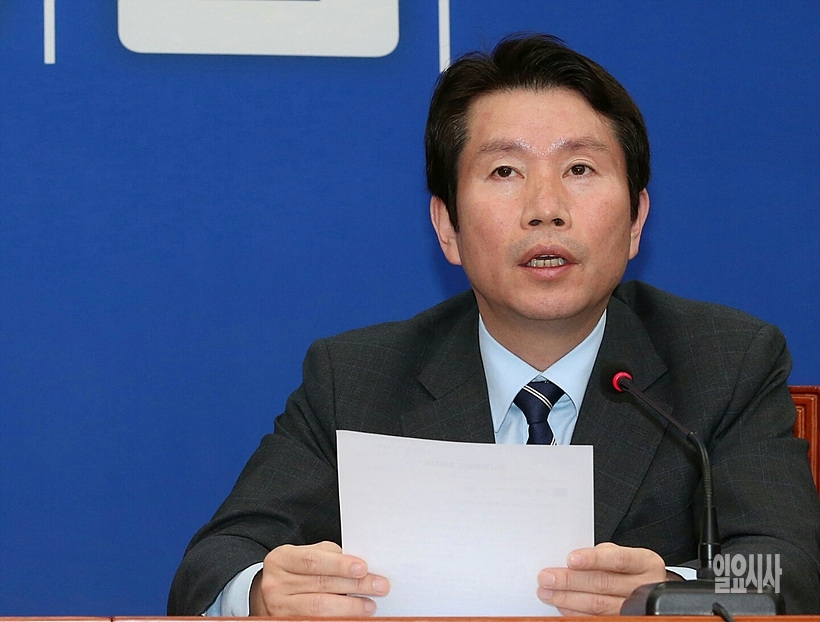 원내대책회의서 모두발언하는 이인영 더불어민주당 원내대표 ⓒ나경식 기자 ▲ 원내대책회의서 모두발언하는 이인영 더불어민주당 원내대표 ⓒ나경식 기자