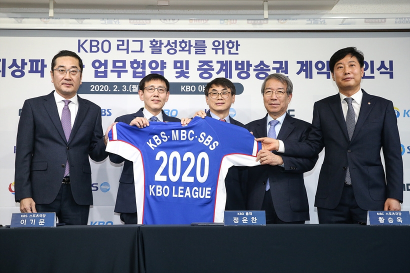 정운찬 KBO 총재(사진 오른쪽서 두 번째)가 지상파 KBS, MBC, SBS 3사와 2020~2023 KBO리그 TV 중계방송권 계약을 체결하고 있다.