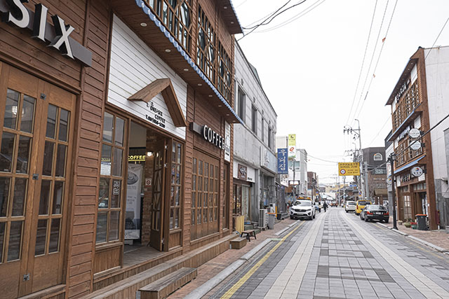 ▲ 벌교역 앞으로 조성된 ‘소설태백산맥문학기행길’