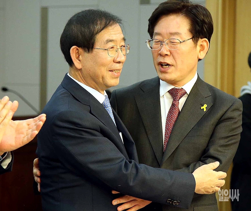 이번 21대 총선서 조연 역할을 맡게 될 것으로 보이는 이재명 경기도지사와 박원순 서울시장 ⓒ나경식 기자 ▲ 이번 21대 총선서 조연 역할을 맡게 될 것으로 보이는 이재명 경기도지사와 박원순 서울시장 ⓒ나경식 기자