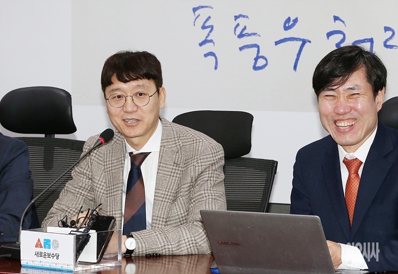 지난 4일, 새로운보수당 인재영입 기자회견 갖는 김웅 전 부장검사 ⓒ나경식 기자 ▲ 더불어민주당 인재영입 기자회견 갖는 김웅 전 검사 ⓒ나경식 기자
