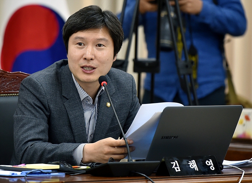 최고위원회의서 발언하는 김해영 더불어민주당 최고위원 ▲ 최고위원회의서 발언하는 김해영 더불어민주당 최고위원