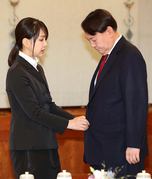 윤석열 검찰총장과 그의 아내 김건희씨 ⓒ청와대 ▲ 윤석열 검찰총장과 그의 아내 김건희씨 ⓒ청와대