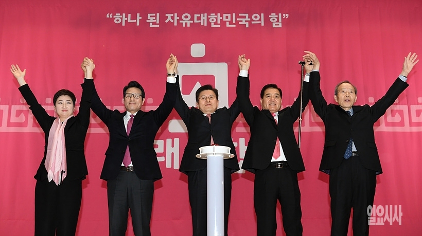 미래통합당 출범식 갖는 지도부 ⓒ나경식 기자 ▲ 미래통합당 출범식 갖는 지도부 ⓒ나경식 기자