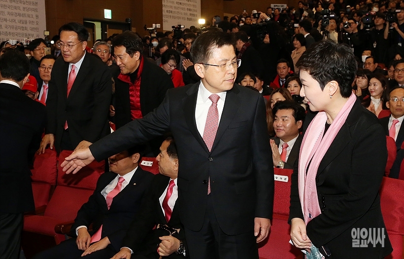 대화 나누는 황교안 미래통합당 대표(사진 왼쪽)와 이언주 의원 ⓒ나경식 기자 ▲ 대화 나누는 황교안 미래통합당 대표와 이언주 의원