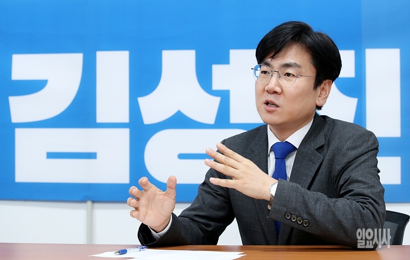 김성진 더불어민주당 동작갑 예비후보가 <일요시사>와 인터뷰를 갖고 있다. ⓒ문병희 기자 ▲ 김성진 더불어민주당 동작갑 예비후보가 일요시사와 인터뷰를 갖고 있다. ⓒ문병희 기자