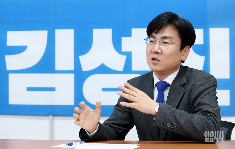 ▲ 김성진 더불어민주당 동작갑 예비후보가 일요시사와 인터뷰를 갖고 있다. ⓒ문병희 기자