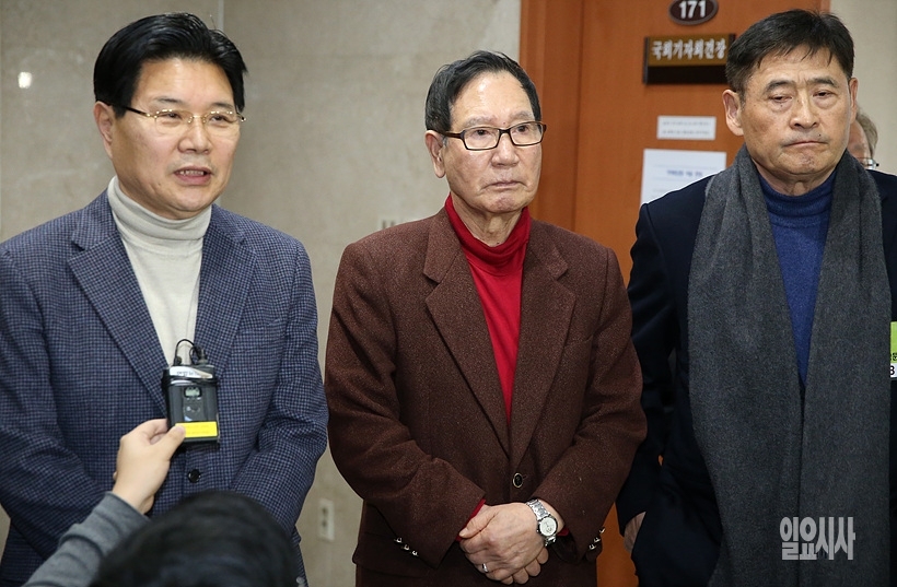 기자회견 직후 백브리핑 갖는 홍문종 미래통합당 의원 ⓒ나경식 기자 ▲ 기자회견 직후 백브리핑 갖는 홍문종 미래통합당 의원 ⓒ나경식 기자