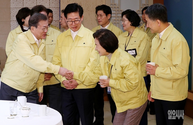 악수 나누는 문재인 대통령과 추미애 법무부장관 ⓒ청와대 ▲ 악수 나누는 문재인 대통령과 추미애 법무부장관 ⓒ청와대
