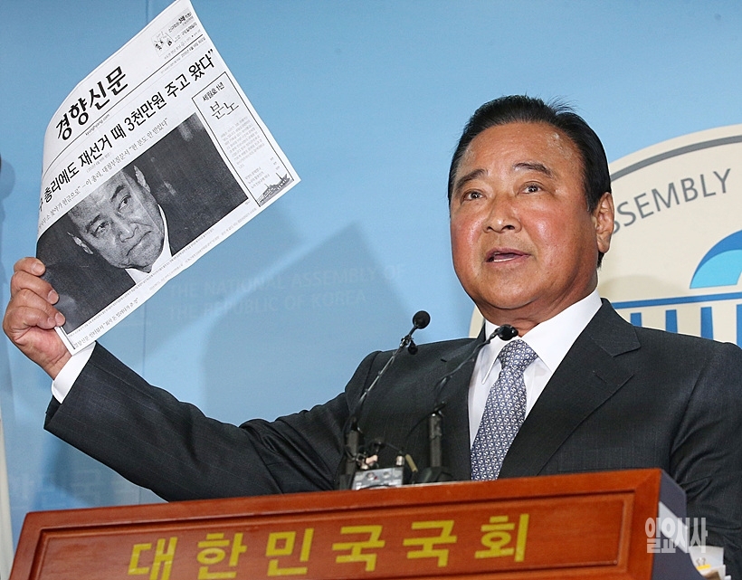 국회 정론관서 기자회견 갖는 이완구 전 국무총리 ⓒ나경식 기자 ▲ 이완구 전 국무총리 ⓒ나경식 기자