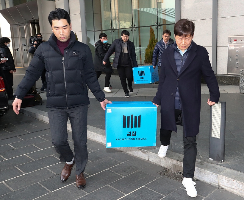 압수수색 중인 검찰 ▲ 압수수색 중인 검찰