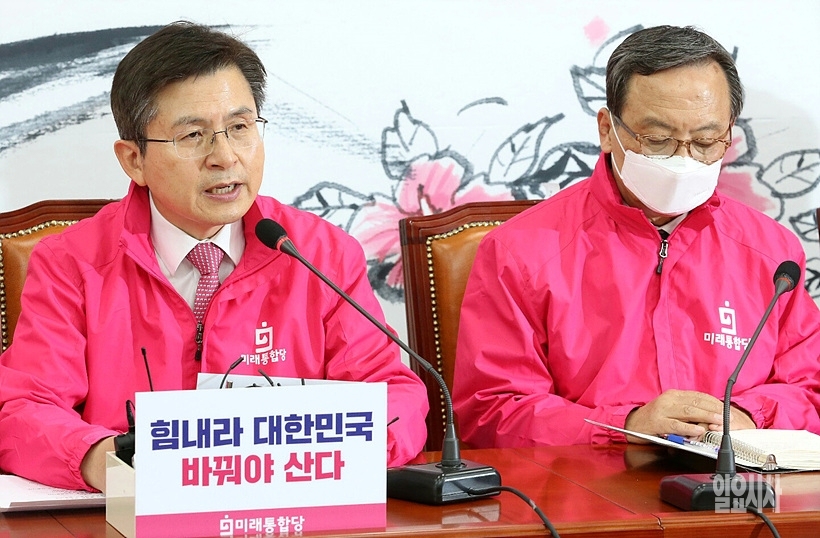 최고위원회의서 발언하는 황교안 미래통합당 대표 ⓒ나경식 기자 ▲ 최고위원회의서 발언하는 황교안 미래통합당 대표 ⓒ나경식 기자
