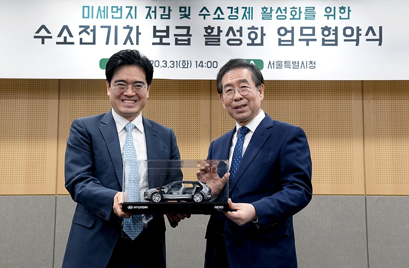 현대차 공영운 사장(사진 왼쪽)과 서울시 박원순 서울시장이 수소전기차 넥쏘 절개차 모형을 들고 기념촬영을 하고 있다. ▲ 현대차 공영운 사장(사진 왼쪽)과 서울시 박원순 서울시장이 수소전기차 넥쏘 절개차 모형을 들고 기념촬영을 하고 있다.