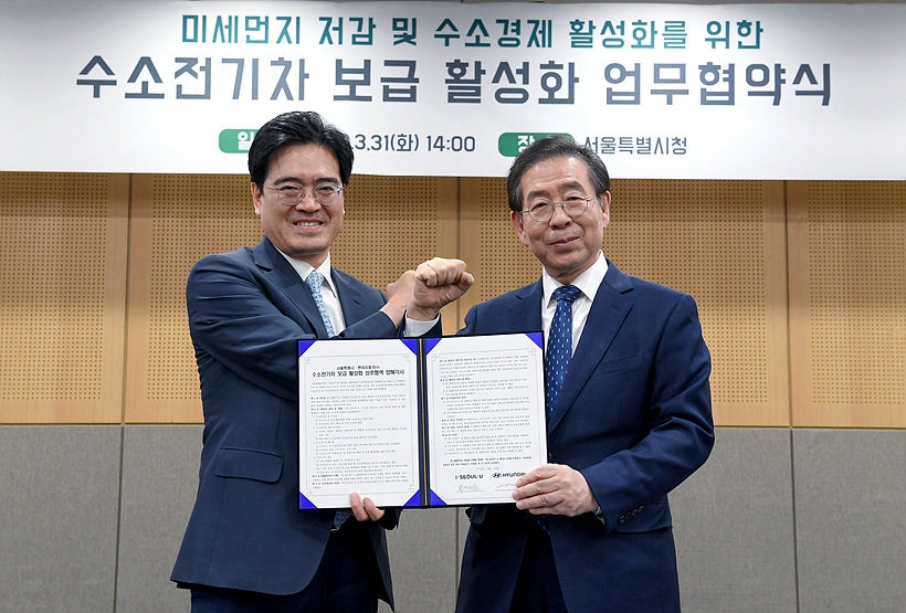 현대차 공영운 사장(사진 왼쪽)과 서울시 박원순 서울시장이 양해각서를 들고 기념촬영을 하고 있다. ▲ ▲현대차 공영운 사장(사진 왼쪽)과 서울시 박원순 서울시장이 양해각서를 들고 기념촬영을 하고 있다.