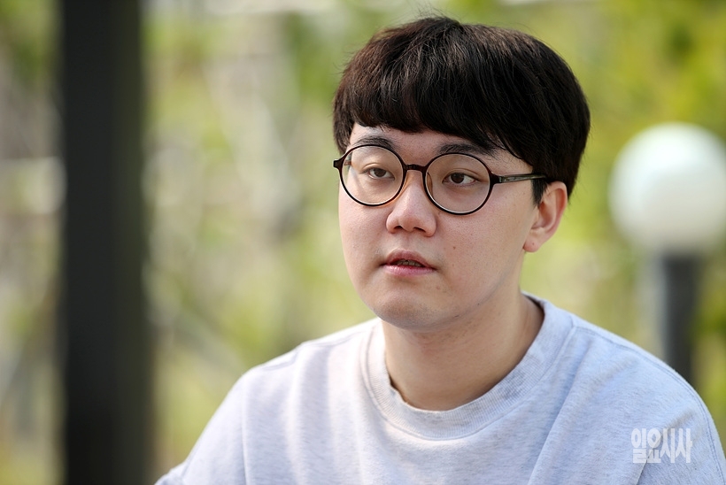 최근 예능 덕후 김지헌씨가 지난달 31일, 서울 상도동 소재의 한 공원서 <일요시사>와 인터뷰를 갖고 있다. ⓒ문병희 기자 ▲ 예능 덕후 김지헌씨가 일요시사와 인터뷰를 갖고 있다.