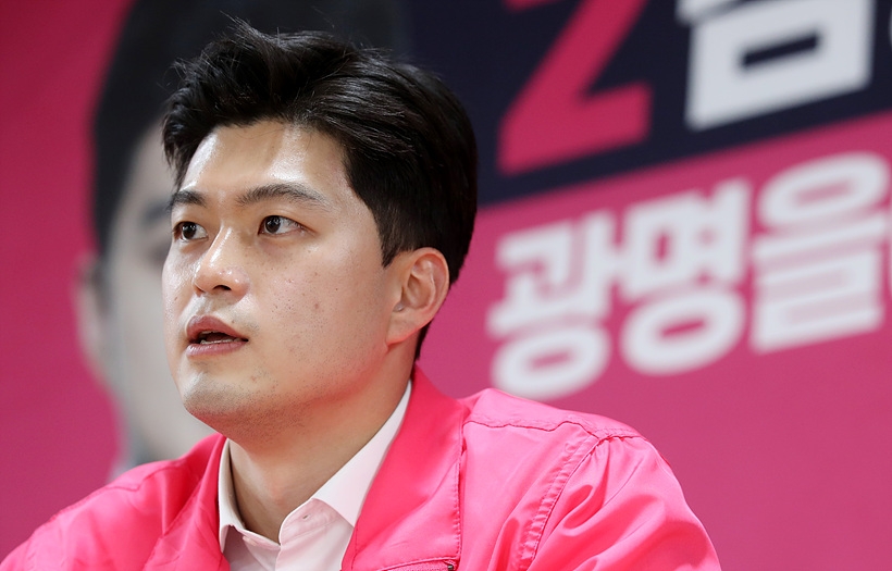 잠시 생각에 잠긴 김용태 미래통합당 광명을 후보 ⓒ문병희 기자 ▲ ⓒ문병희 기자