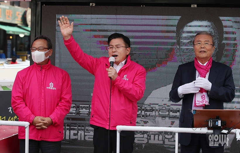 김종인 총괄선거대책위원장과 선거 유세 중인 황교안 후보(사진 가운데) ⓒ문병희 기자 ▲ 선거 유세 펼치는 황교안 후보 ⓒ문병희 기자
