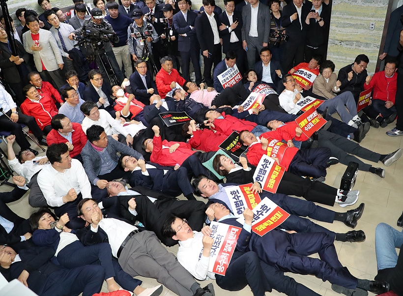 인간 바리게이트로 패스트트랙을 저지하고 있는 미래통합당 의원들