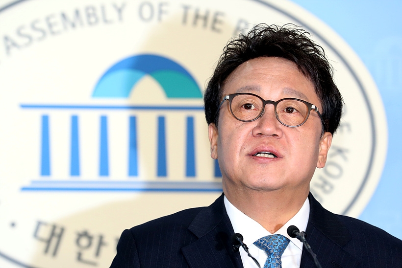 ‘미투 논란’에 휩싸였던 민병두 더불어민주당 의원 ▲ ‘미투 논란’에 휩싸였던 민병두 더불어민주당 의원