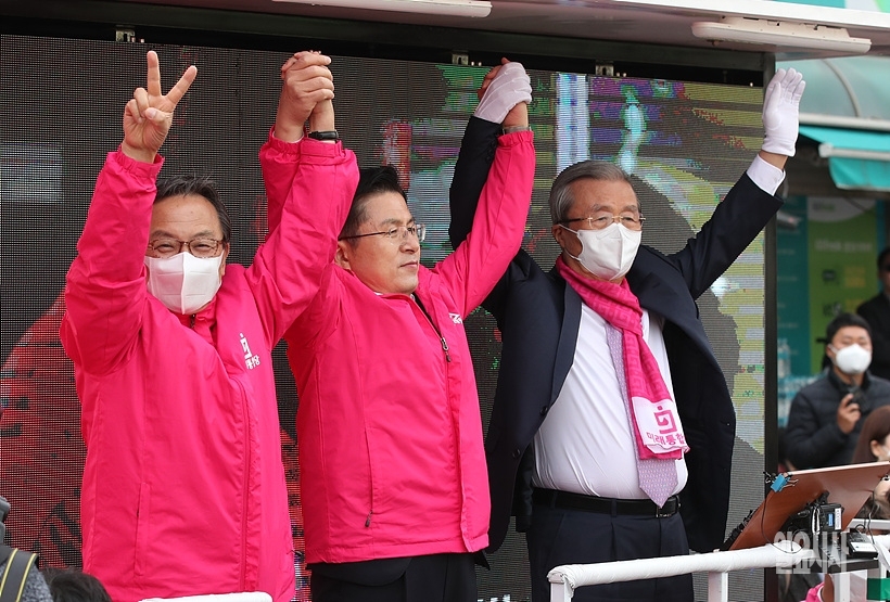 ‘정치 1번지’로 꼽히는 서울 종로구에 출마한 황교안 미래통합당 후보가 김종인 총괄선대위원장과 선거운동을 벌이고 있다. ⓒ문병희 기자 ▲ 황교안 미래통합당 후보와 김종인 총괄선대위원장이 선거운동을 하고 있다. ⓒ문병희 기자