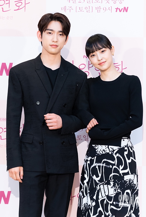 포즈 취하는 박진영(왼쪽)과 전소니 ⓒtvN ▲ ⓒtvN