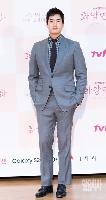포즈 취하는 유지태 ⓒtvN ▲ ⓒtvN