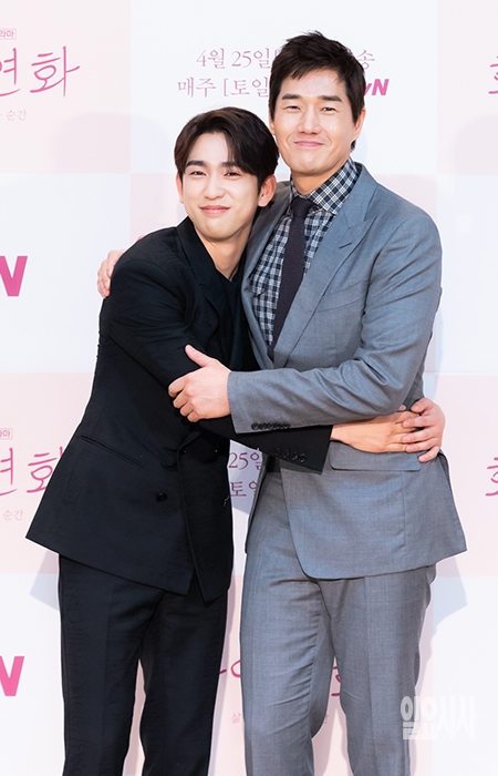 포즈 취하는 박진영(왼쪽)과 유지태 ⓒtvN ▲ 포즈 취하는 박진영(왼쪽)과 유지태 ⓒtvN