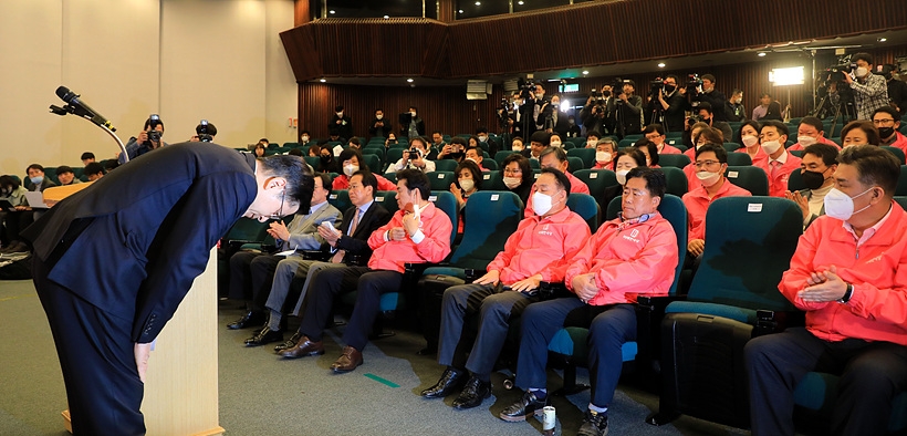 고개 숙이는 황교안 미래통합당 대표