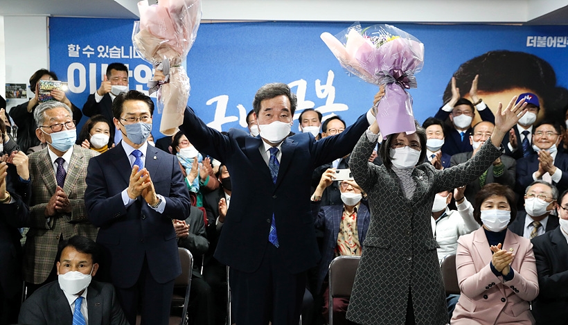 지난 15일, 21대 총선서 당선을 확정지은 이낙연 더불어민주당 당선자가 꽃다발을 들어보이고 있다. ▲ 지난 15일, 21대 총선서 당선을 확정지은 이낙연 더불어민주당 후보가 꽃다발을 들어보이고 있다.