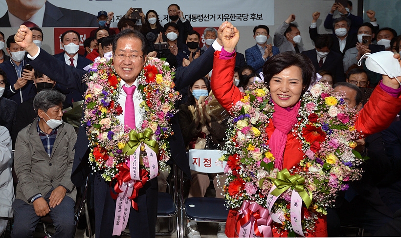 ▲ 지난 15일, 21대 총선서 홍준표 당선자가 당선을 확정 지은 후 꽃다발을 들고 기뻐하고 있다.