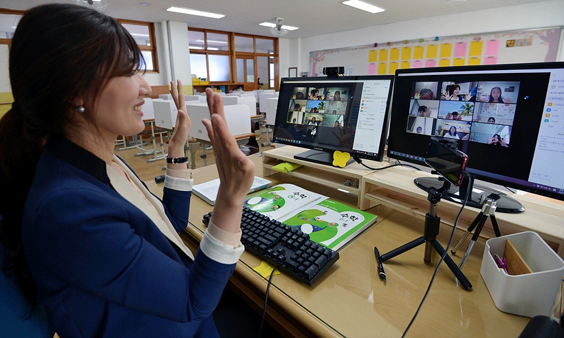 코로나19 여파로 한 교사가 온라인 수업을 진행하고 있다. ▲ 온라인 수업
