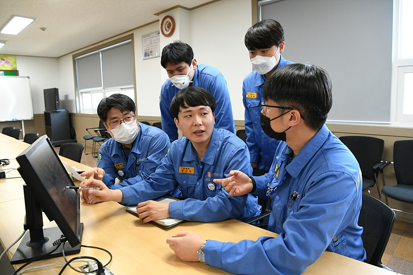 포스코 김근학 사원이 사내 동료들과 ‘스틸챌린지’ 대회를 준비하고 있다. ▲ 포스코 김근학 사원이 사내 동료들과 ‘스틸챌린지’ 대회를 준비하고 있다.
