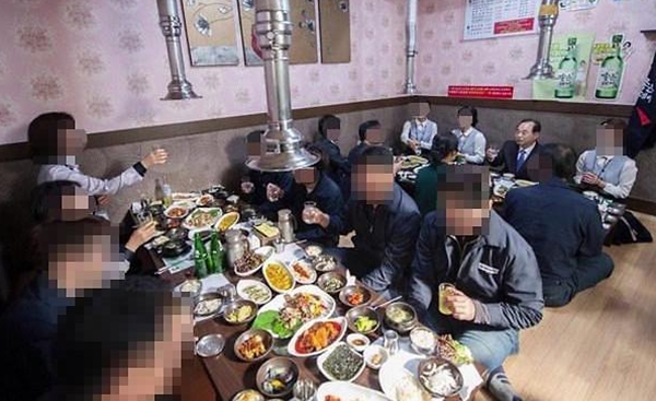 오거돈 회식사진 (사진 : 오거돈 전 부산시장 트위터) ▲ 오거돈 회식사진 (사진 : 오거돈 전 부산시장 트위터)