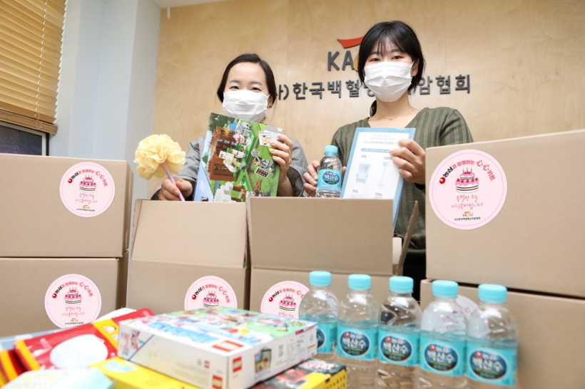 한국백혈병소아암협회 직원들이 농심 심심키트를 포장하고 있다 ▲ 한국백혈병소아암협회 직원들이 농심 심심키트를 포장하고 있다