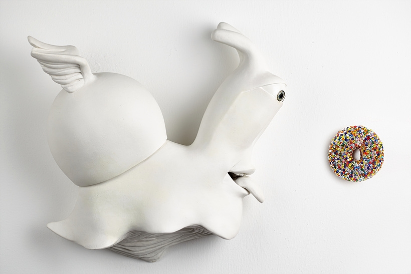 핥을래 Almost Lick, 2012, 세라믹, 언더글레이즈, 유약, 스와로브스키 크리스털 Ceramic, underglaze, glaze, Swarovski crystals, 48x48x23(d)cm ▲ 핥을래 Almost Lick, 2012, 세라믹, 언더글레이즈, 유약, 스와로브스키 크리스털 Ceramic, underglaze, glaze, Swarovski crystals, 48x48x23(d)cm