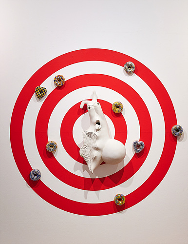 도넛 쏘지 마!! Donut shoot!!, 2012, 글레이즈드 세라믹, 스와로브스키 크리스털 Glazed ceramic, Swarovski crystals, 71x46x17(d)cm ▲ 도넛 쏘지 마!! Donut shoot!!, 2012, 글레이즈드 세라믹, 스와로브스키 크리스털 Glazed ceramic, Swarovski crystals, 71x46x17(d)cm