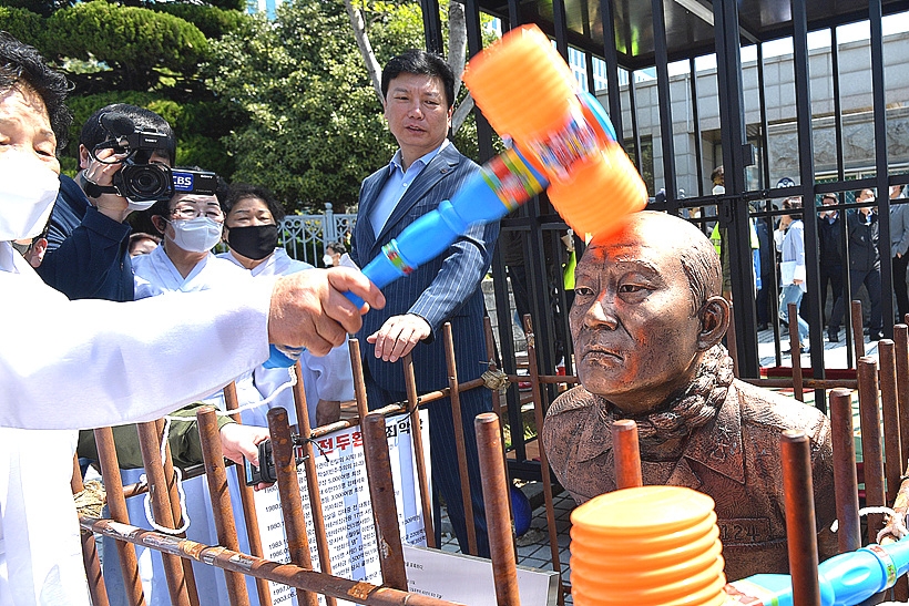 수모 받는 전두환 동상 ▲ 수모 받는 전두환 동상