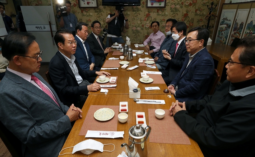 회동 갖는 미래통합당 중진 의원들 모임 ▲ 회동 갖는 미래통합당 중진 의원들 모임