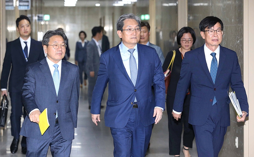 (사진 왼쪽부터)강기정 청와대 정무수석, 노영민 대통령비서실장, 김상조 청와대 정책실장 ▲ 강기정 전 청와대 정무수석, 노영민 대통령 비서실장, 김상조 청와대 정책실장