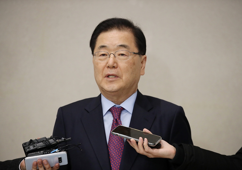 취재진 질문에 답변하는 정의용 청와대 국가안보실장 ▲ 취재진 질문에 답변하는 정의용 청와대 국가안보실장