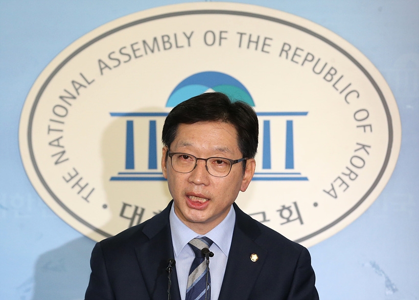 기자회견 갖는 김경수 경남도지사 ▲ 기자회견 갖는 김경수 전 경남도지사