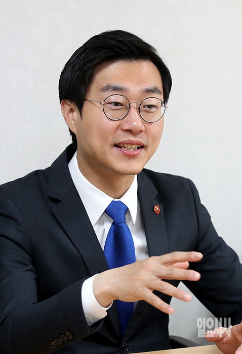장경태 더불어민주당 당선인이 <일요시사>와 인터뷰를 갖고 있다. ⓒ문병희 기자 ▲ 장경태 더불어민주당 당선인이 일요시사와 인터뷰를 갖고 있다. ⓒ문병희 기자