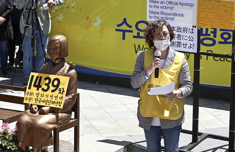 수요집회서 발언하는 이나영 정의기억연대 이사장 ▲ 수요집회서 발언하는 정의연 대표