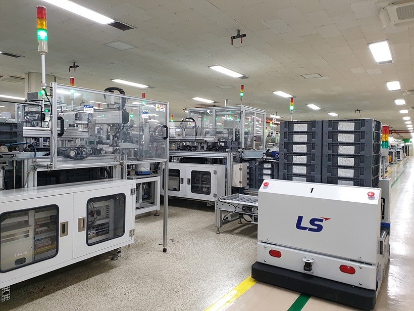 LS ELECTRIC 청주 스마트공장서 무인운반차(AGV)가 생산된 전자접촉기 완제품을 실어 나르고 있다. ▲ LS ELECTRIC 청주 스마트공장서 무인운반차(AGV)가 생산된 전자접촉기 완제품을 실어 나르고 있다.