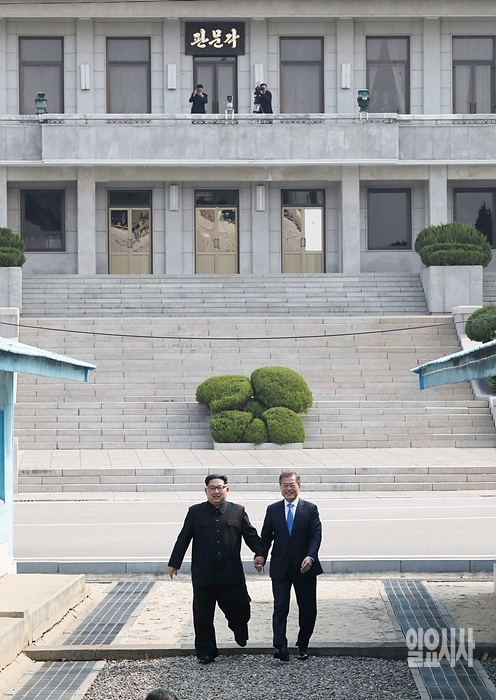 2018년 남북 정상회담 당시 군사분계선을 넘어 남측 판문점으로 함께 이동하는 문재인 대통령과 김정은 북한 국무위원장 ⓒ사진공동취재단 ▲ 남측 판문점으로 함께 이동하는 문재인 대통령과 김정은 북한 국무위원장 ⓒ사진공동취재단